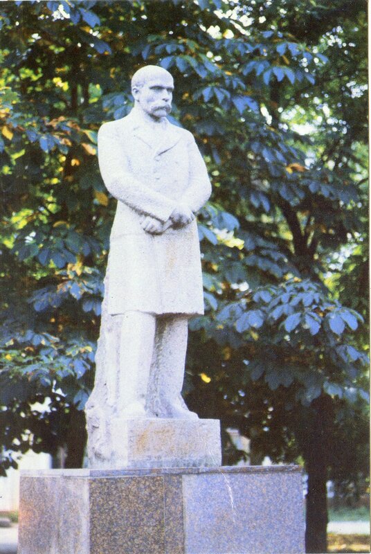  Памятник Т.Г. Шевченко у здания Приднестровского Государственного корпоративного университета